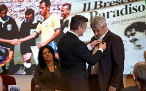 Mircea Lucescu și-a lansat cartea „Mirajul gazonului” și a primit titlul de Cetățean de Onoare al municipiului Iași. „Fotbalul este viață. Sportul practicat la cel mai înat nivel este artă”. Mesaj pentru primarul Mihai Chirica. SPECIAL