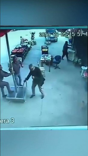 #17 15 Chutes les Plus Hilarantes Capturées par Caméras. Moments Inoubliables Essayez de ne pas rire