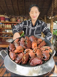 62K views · 2.1K reactions | Cook muscle crab with salt recipe and eat | Cooking with Sros Team | Facebook