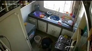 Une caméra cachée dans la cuisine à permis de voir cette employée de maison entrain de faire ses besoins dans l'assiette de ses patrons . Faisons attention à qui nous employons . #Abonne_toi et partage | Ivoire + Magazine