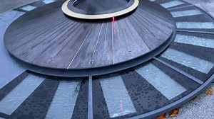 Mamy nowa atrakcję pod Wawelem. Zegar słoneczny. Pokazuje on czas słoneczny, który różni się od czasu na naszych zegarkach, ponieważ jest średnim czasem słonecznym. Czyli na zegarku jest 7:00 a na zegarze słonecznym około 7:25. Przy okazji przypominamy, że już o 7:30 Nowy Tydzień w telewizja.krakow.pl, a w nim wszystko o kończących się i trwających jeszcze remontach. Zapraszamy i miłego deszczowego poniedziałku! | Kraków PL