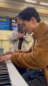 5.5M views · 278K reactions | She made my day凉✨ I was playing the piano when this girl asked to play her favorite Bollywood song… Wait for her reaction #pehlebhimain #vishalmishra #animalmoviesong #bollywood #hindisong #piano | Thibault Piano | Facebook