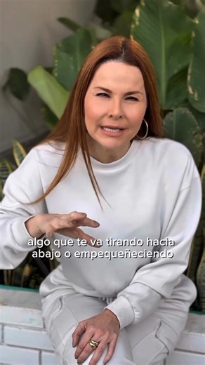 Somos energía ¡Está en tus manos mejorarla vibrando alto! ¿Cómo mejorarla? ⬆️En este corto video te lo cuento y aquí abajo otros datitos⬇️ Para comenzar … Hazte dueño de tus pensamientos ¡Contrólalos, elige cómo pensar! Mis amigos, es crucial identificar qué tipo de pensamientos tienes, negativos, positivos, locos, etc., y cómo te hacen sentir. Un paso importante es reconocer la tendencia de tus pensamientos, es decir, si suman o son autodestructivos y esforzarte en irlos cambiando paulatinament