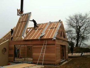 Pose panneau toiture maison bois