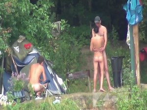 Chupada a un tío en una playa nudista