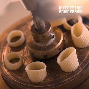 These unique machines are automated food at its best.🥐 Find out more at: https://bit.ly/2Uufi6s #engineering | Interesting Engineering