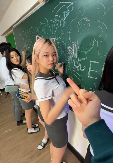How Do Korean Students Say ‘Hello’?🤔☝️