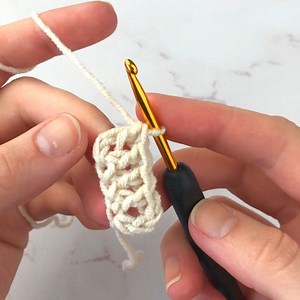 2.7K views · 63 reactions | How To Work A Foundation Double Crochet (Fdc) | Crochet Bureau: patterns, tutorials | Facebook