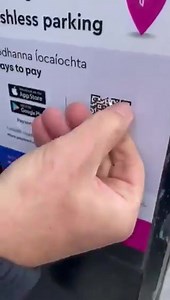 Esta joven fue víctima de una estafa al escanear un código QR falso pegado sobre el real para pagar su estacionamiento 😳. Luego descubrió que había enviado el dinero a un sitio web que solo imitaba al del estacionamiento. | Portal Derecha Chilena Republicana
