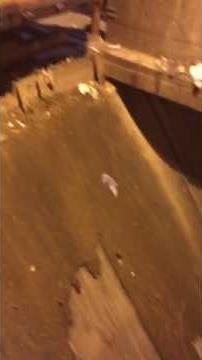 Unloading containers by tippingchassis (bales)