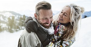 Couple : le snow-globing, ce comportement amoureux toxique qui nous joue des tours à Noël