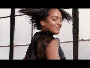 How to use Bumble and bumble Glow Blow Dry Accelerator | Cosmetify