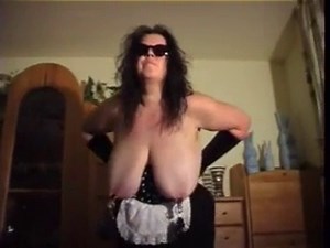 Gros seins avec pinces et poids lourds