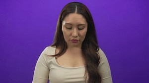 Jeune femme hispanique regarde la caméra : vidéo de stock (100 % libre de droit) 3989093891 | Shutterstock