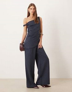 ASOS DESIGN - Combinaison asymétrique à fines rayures avec bretelle torsadée - Bleu marine | ASOS