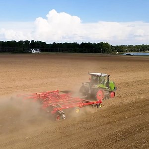 We don't "retrofit" our wheeled tractors with tracks. The #Fendt900VarioMT is engineered for Mobil-Trac from the ground up. | Fendt