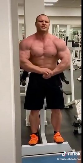 Gym flexing #bodybuilding #muscle #fitness #bodybuilder #workout #ripped #musclehardcore