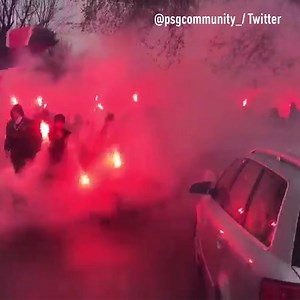 Les supporters du Paris Saint-Germain ont attendu et escorté leurs joueurs avant le match face à Lille. | L'EQUIPE