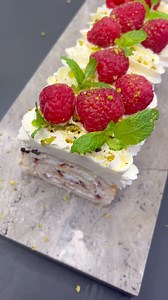 Roulade med mascarponecreme og friske bær🍓 Skøn nem sommer dessert på kun 10 min☀️ Nogen gange skal det bare være nemt🤗, - og her får du en nem måde, at trylle en købt roulade om til en skøn dessert🍓 Cremen er smagt til med citron🍋, og du kan med fordel toppe rouladen med lidt hakkede nødder🍓 Jeg ELSKER nemme desserter, - ligeså meget som jeg elsker de mere tidskrævende☀️ Alting til sin tid🫶🏻 Link til opskriften finder du på profilen - på FB i kommentarfeltet🤗 #roulade #rouladen #hindbær