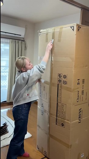 ＼ イヤホン推奨！耳で楽しむお部屋づくり👂／ シュッ、ガチャン、コンコン。 段ボールを開けるときの高揚感、 家具を組み立てるリズム、 お気に入りの小物を置くときの小さな音🎵 お部屋づくりって、実は「心地いい音」で溢れているんです✨ 今回は、そんなリアルなASMR音を楽しめる特別ムービーをお届け👀 心地いい音の中で、 お部屋がカタチになっていく様子を 目と耳を澄ませて、最後までお楽しみください🌿 みなさんはどの音が一番好きですか？💭 「組み立てる音が意外と落ち着く！」 「段ボールを開ける時の音が好き！」 などなど、 ぜひコメントで教えてくださいね🎧🤍