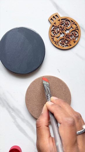 This Christmas season I made some beautiful ornaments with botanical acrylic painting. Join my acrylic painting course to learn these gorgeous paintings 🌸🎄DM FOR MORE DETAILS 💌 MDF circles from @skyhawkarts . Botanical Acrylic Painting Course: - Botanical line Drawing - Acrylic painting basics - Acrylic blending techniques - Colour theory and colour mixing - Canvas prepping and acrylic on paper - Illustration techniques on different medium - Total sessions: 8 - Timings: 1 hr 30 mins, 2 classe