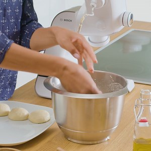 I pogačice, i kiflice, i palačinke, i keksići ma šta god padne na pamet... MUM ne pita kako, MUM kaže "Hajde!" 🥐 | Bosch Home