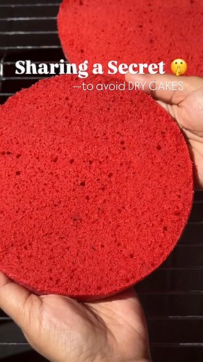 🚨Alternating wet and dry ingredients when making a cake batter ensures a well-mixed and smooth texture without overworking the batter. ✨Here’s the basic process for alternating 👇🏻 1. Start with Dry - After creaming butter and sugar (if applicable), add about one-third of the dry ingredients (like flour, baking powder, etc.). 2. Add Wet Ingredients - Next, pour in about half of the wet ingredients (such as milk, buttermilk, or eggs) and gently mix until just incorporated. 3. Continue Alternati