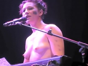 Wicked singer goes naked during her performance