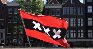 What is the meaning of the XXX on Amsterdam's flag?
