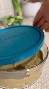 Des primesc intrebarea “cum reusesc sa-mi creez farfuriile astea colorate si echilibrate?”. “Secretul” e sa pregatesc de cu seara unele chestii, mai ales pentru zilele aglomerate. Azi am filmat un pic din proces. Scrie-mi si tu in comentarii, cum planifici si cum reușești sa pastrezi un meniu sanatos pentru toata familia 😉 | Sabina Rusnac