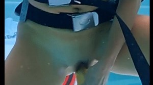 La chica Ultra Carissa se viste junto a la piscina y prepara su equipo de buceo para una inmersión | Clips4sale