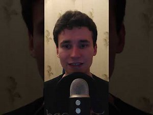 Pria Rusia membaca artikel bahasa Indonesia tentang perpustakaan Python yang disebut Numpy