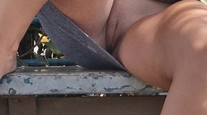 Sans culotte sur un banc dans le parc, gros plan de sa chatte quand elle voit qu’elle est filmée