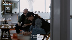 🇨🇳🎨✍️ A city with the same name as China! Rachel, an artist from Canada, discovered a passion for ceramics while studying murals. This newfound love led her to #Jingdezhen, where she came to understand the art of clay and fire, the harmony of #craftsmanship and nature. Immersed in Jingdezhen's #porcelain #culture, she felt the earthy aroma of clay, the fervor of flames, and the beauty of porcelain forged by artisans' dedication and skill. #China 🇨🇳🎨✍️ 这座瓷都竟与China同名！ 有这么一座城，它因瓷而生、因瓷而兴。加拿大的年