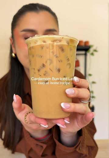 Cardamom Bun Iced Latte 🍞☕️🤍 For this latte you'll need: • 2oz espresso • 1/2 tbsp brown sugar • 1/2 tbsp sweetened condensed milk • 1/2 tsp vanilla bean paste • 1/2 tbsp unsalted softened hitter • dash of cardamom • pinch of salt #cardamombuns #cardamom #coffeerecipe #coffeeathome #homecafe