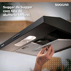 O depurador Slim com tela de alumínio lavável é uma opção prática e econômica para a sua cozinha. Diferente de mantas descartáveis, que precisam ser trocados periodicamente, as telas de alumínio podem ser limpas e colocadas de volta no depurador. A limpeza das telas de alumínio é simples e rápida. Basta remover as telas do depurador, lavá-las com água quente e detergente ou colocá-las na lava-louças, se forem compatíveis. Esse processo elimina a necessidade de adquirir mantas novos com frequênci