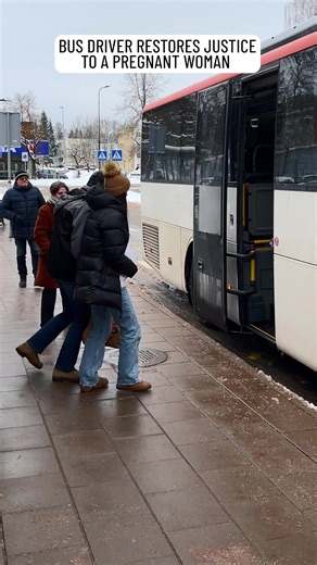 Bus driver helps pregnant woman who missed bus | Hungry Panda