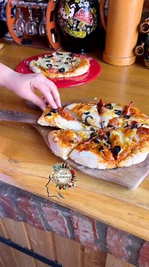 Cum coace pizza si care este secretul pentru sosul de rosii. #pizza #howitsmade | Ella Cooking