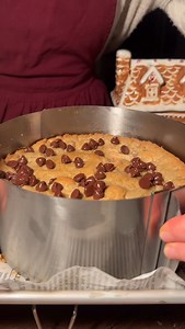 1M views · 24K reactions | This is not a cookie. And not a cake. The full chocolate chip cookie pie recipe is included in the reel #viralvideos #cookiepie #tarif #nutella #asmrfood | The fairy who bakes | Facebook