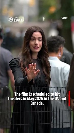 Anne Hathaway scolds paparazzi on Devil Wears Prada 2 set