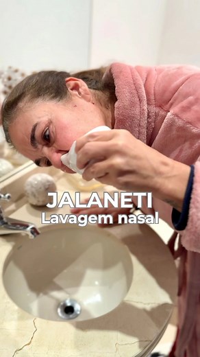 Jala Neti é uma prática milenar do Ayurveda e do Yoga que limpa os canais nasais com água morna e sal. Simples, natural e profundamente restauradora, ela ajuda a abrir espaço para uma respiração mais livre e consciente. Seus benefícios: – Desobstrui as vias aéreas e remove muco – Previne sinusites, rinite e congestões – Alivia dores de cabeça e tensão facial – Melhora a oxigenação e a clareza mental – Reduz o ronco e melhora a qualidade do sono – Apoia a prática de pranayamas e meditação Um cuid