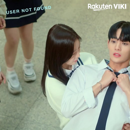 What an unconventional introduction! During their very first meeting, Bae Jin Young falls into Shin So Hyun’s arms… 😲😳 Watch the Viki Original series User Not Found now on Viki: https://bit.ly/UserNotFoundSNS | Viki