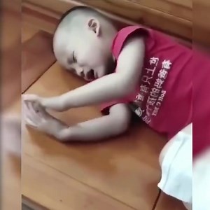 The baby cried in his sleep and made movements as if he had a tablet in his hand. These moments caused anxiety in the parents. | Insane Typewriter.