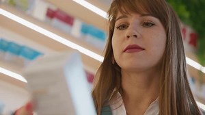 Une femme ciblée lit des instructions : vidéo de stock (100 % libre de droit) 3440535067 | Shutterstock