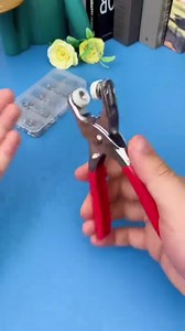 9K views · 24 reactions |  Nu lăsați un nasture lipsă să vă strice cămașa sau pantalonii preferați! ✅ reparați rapid și ușor orice nasture ✅ pentru cămăși, pantaloni, tricouri, rochii ✅ perfect pentru situații de urgență  https://superzebra.ro/produs/metal-snap-buttons-pliers-set-snapster?sp=7770i997 | Superzebra | Facebook