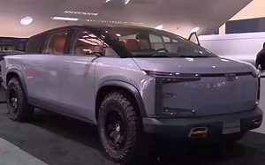 周三,洛杉矶车展之前仅对媒体和业内人士开放的AutoMobility活动,中国SPI再生能源上市公司（绿能宝能源互联网股份公司）推出的“世界上第一辆配备太阳能车