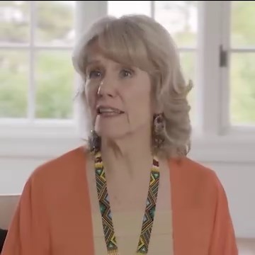 🌟💫 Acclaimed Chakra expert Anodea Judith offers insightful wisdom on chakras, describing them as vital energy centers and their significance in our body's functioning. 🧘‍♀️🌈 She sheds more light on the topic in her book “Chakras: Wheels of Life.” The book acts as a user's guide to the chakra system that helps you explore the sacred architecture of your body and psyche. Over 1,00,000 people have already benefited from #ChakrasWheelsofLife. In addition to revised chapters on relationships, evo