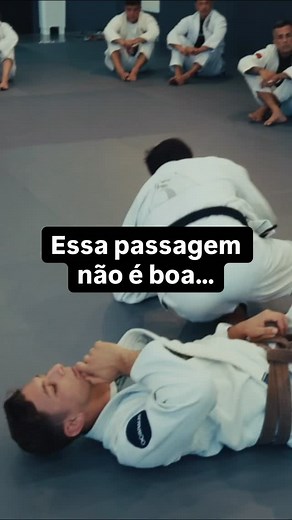 Simples e direto ao ponto, uma passagem de guarda conectando com finalização pelo arm lock. Se você tem interesse em desenvolver mais seu jiu-jitsu: Acesse todos os meus programas com uma condição especial e de forma vitalícia com um desconto absurdo nessa Black November Para saber mais, acesse o link na minha bio. | Mario Reis
