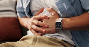 双手、肚子痛、在家里沙发上男人消化不良、腹泻或食物中毒。病、病及男性胃痛者以便秘、肠易激综合征或腹部肌肉劳损者。 库存影片视频（100% 免版税）3784831115 | Shutterstock