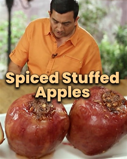 Yeh lijiye, add in a little bit of spice this festive season with the Spiced Stuffed Apples 🍎 who will you invite to taste this recipe? Comment mein batana… #Sanjeevkapoor #Sanjeevkapoorkhazana #spicedstuffedapples #apples #dates #cashewnuts #almonds #bakedapples #stuffedapples #homemade #fruits #breakfastrecipe | Sanjeev Kapoor